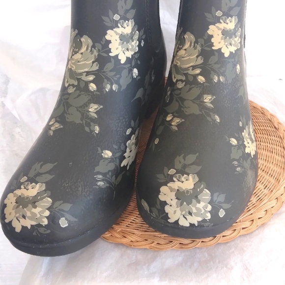 Chooka Womens Flower Press Chelsea Black Rain Boots(Size 10) Excellent Condition - Picture 2 of 4